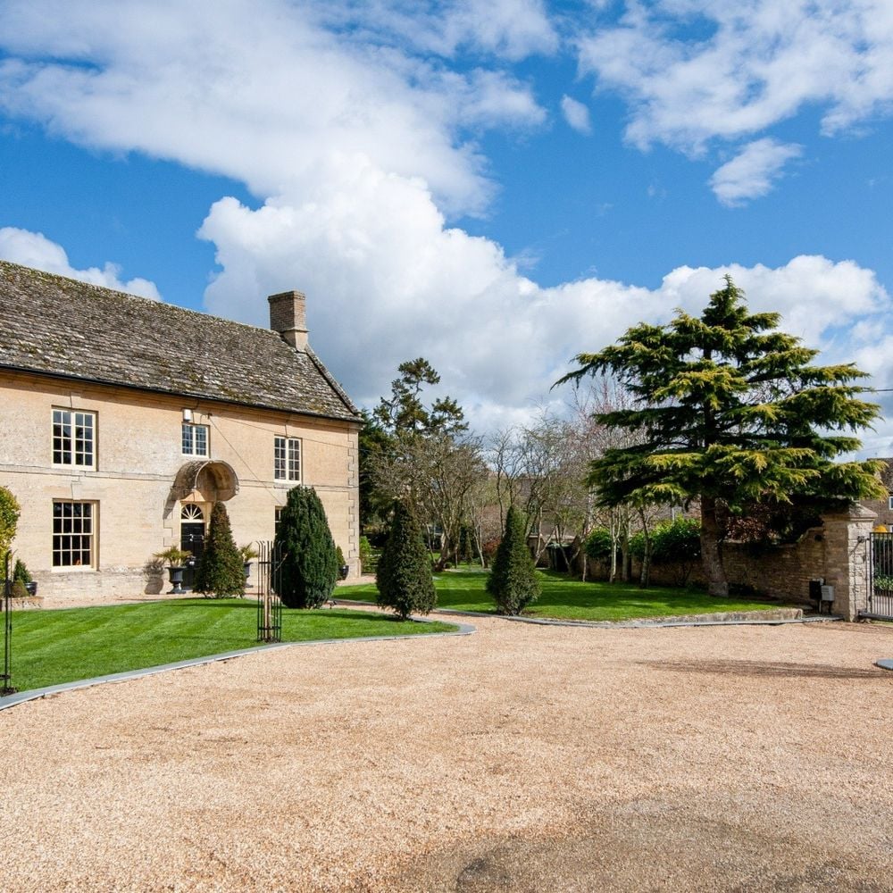 Image for article: Park House, Alvescot, Oxfordshire - Guide Price £2,250,000